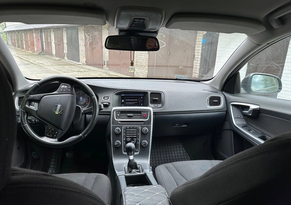Volvo V60 cena 24650 przebieg: 306000, rok produkcji 2012 z Mikołajki małe 56